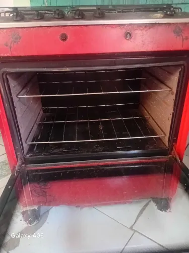 Fogão com todas as bocas funcionando perfeitamente incluindo o forno, com avarias