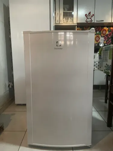 Frigobar electrolux re120 1 ano de uso