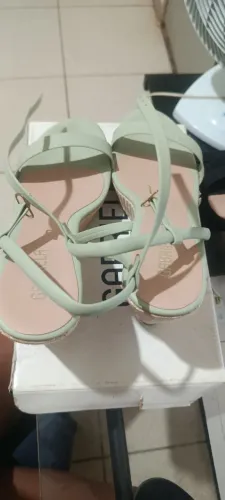 Salto. Os dois pares por R$ 90,00.