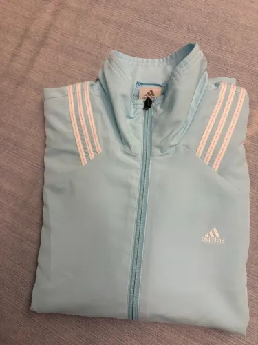 Jaqueta Adidas Original - Leve e atemporal - Azul Claro