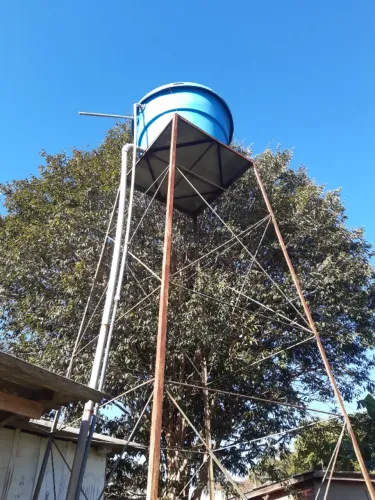Caixa de água plástica 500 l com torre-base metálica