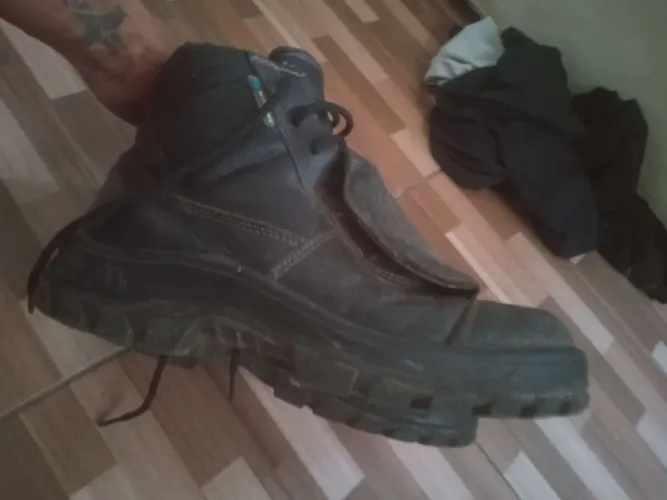 Botas semi novas