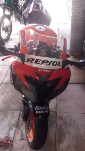 CBR 1000 bem conservado pelo ano