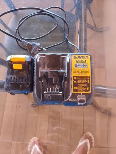 Carregando de baterida com uma bateria delwalt 12/20V