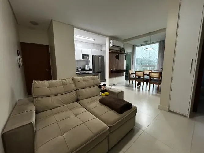 Apartamento mobiliado no bairro Glória com 2 dormitórios e 2 vagas de garagem. É só entrar