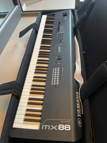 Yamaha MX88 sintetizador preto