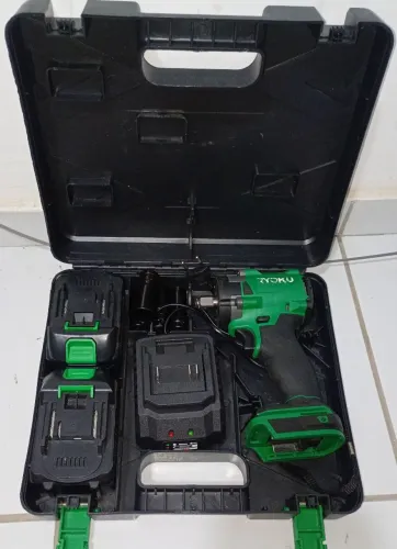 Chave de impacto, com 2 baterias, carregador e maleta. Acompanha mandril de aperto rápido