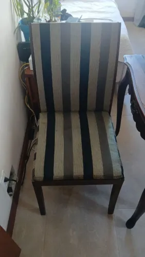 Cadeira estofada listrada encosto alto