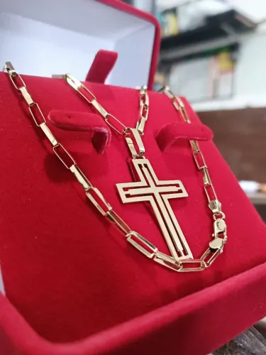 COLAR TIJOLINHO COM PINGENTE CRUCIFIXO EM OURO 18K (750)