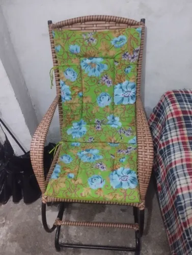 Cadeira de balanço seminova