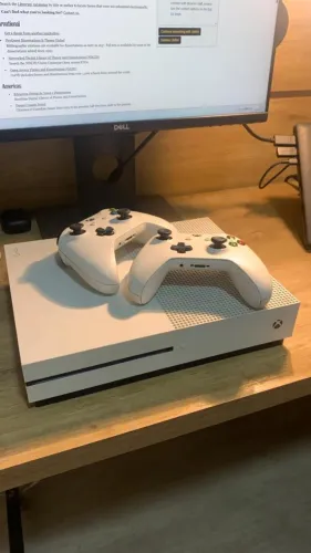 Xbox One S | 1 TB | Dois controles