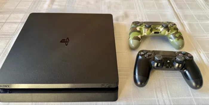 VENDO PS4 1 TB c/ 2 controles e com 10 jogos