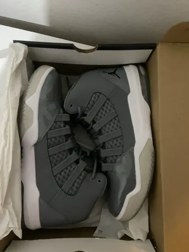 Tênis jordan max aura 41