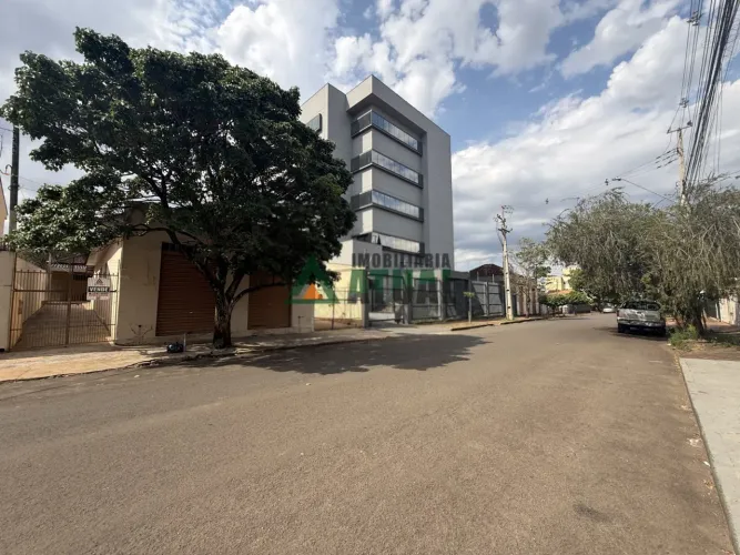 CASA RESIDENCIAL E COMERCIAL COM EDÍCULA A VENDA NA REGIÃO CENTRAL DE LONDRINA.