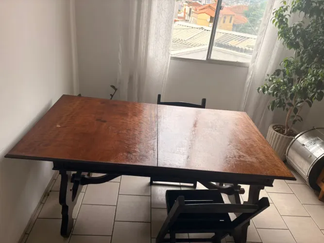 Mesa de jantar em madeira maciça extensível (sem cadeiras)