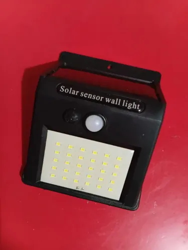 Luz de parede. Energia solar. Perfeito estado de conservação. USADO APENAS UMA VEZ. NOVO.