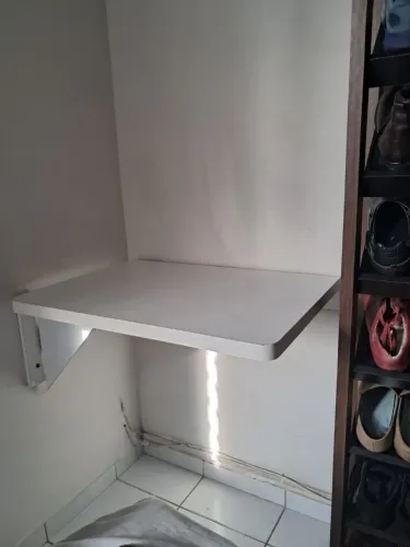 Mesa retrátil em fórmica.  0,72×0,50. Com apoios para montagem. 