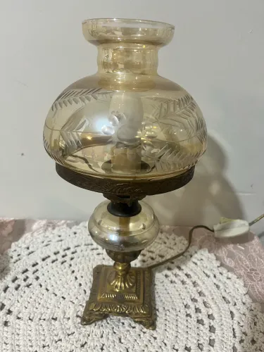 Abajur antigo em bronze com cúpula âmbar