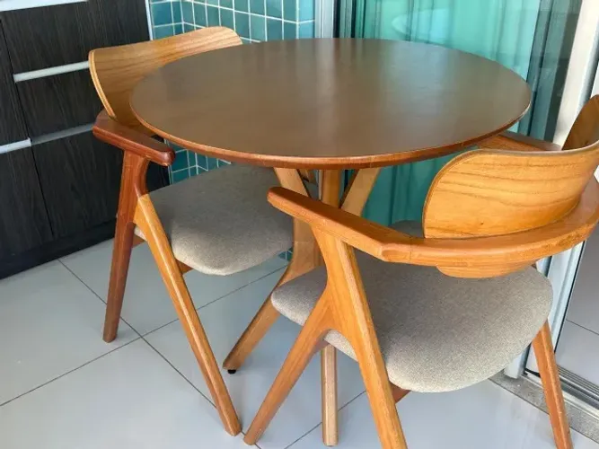 mesa com duas cadeiras em madeira maciça