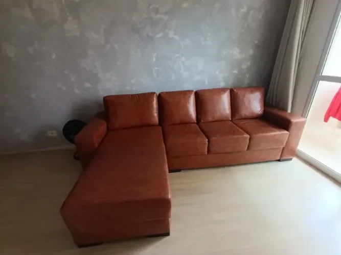 Vendo Sofá com chesie em courino 