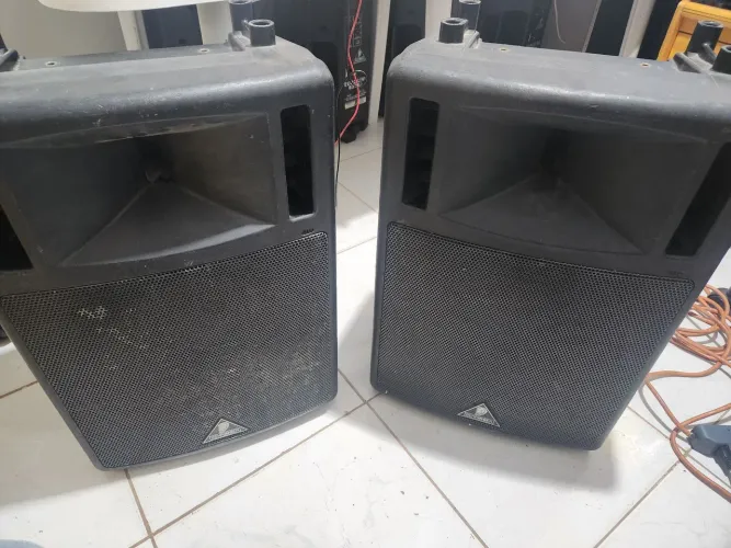 Caixa Ativa Behringer B-300
