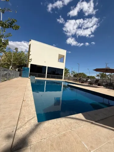 Vende se apartamento de 2/4 com armários e ar condicionado Res Palmeira Dourada