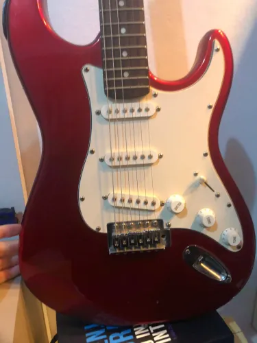 ? Guitarra Stratocaster Tagima MG32