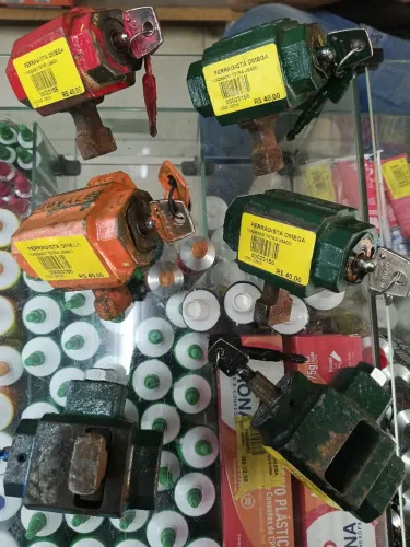 (seis) 6 Cadeados treta Usado multicor