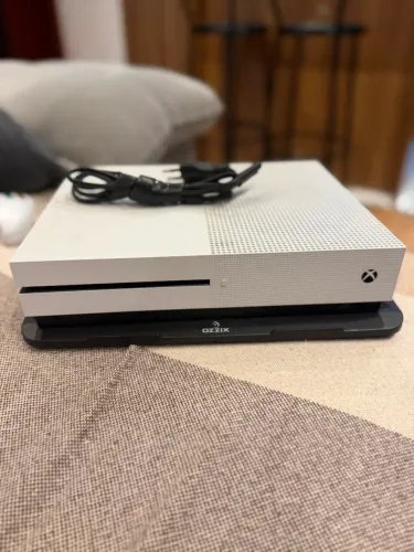 Xbox One S - 500GB - 2 controles
