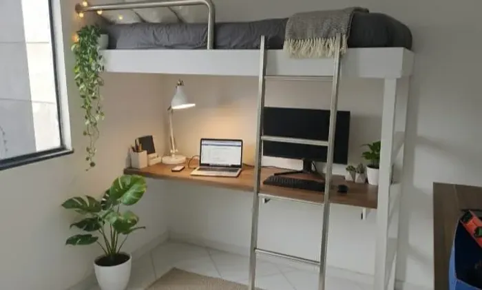 Cama suspensa + Home office integrado
