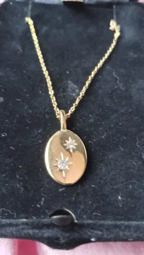 Colar feminino banhado a ouro com detalhes em brilhantes