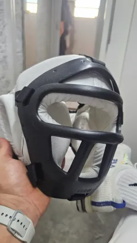 Protetor de cabeça Jugui com grade, usado 1 vez.