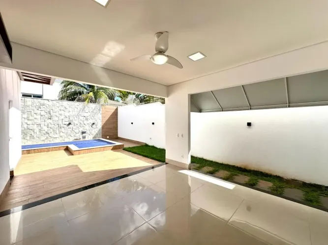 Casa térrea para alugar em condomínio fechado com 3 suítes e armários planejados no jardim