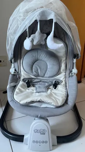 Cadeira de descanso que vibra e toca música para bb