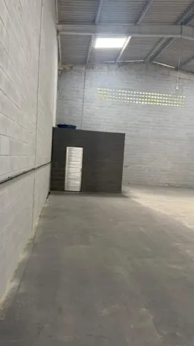 alugo galpao no Village