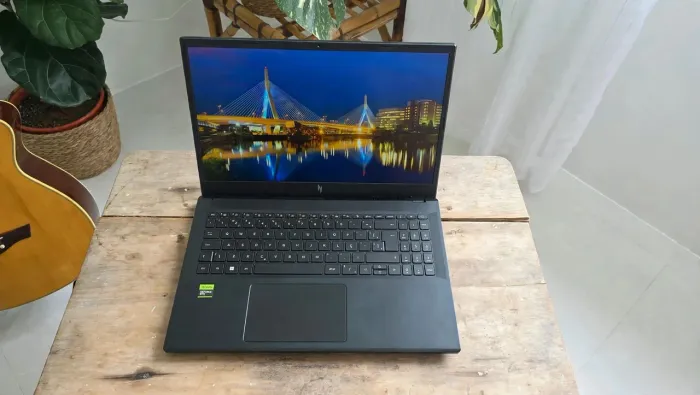 Nitro V15 / i7 13620H + RTX 4050 6GB