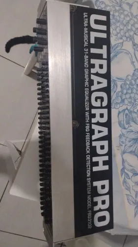 Equalizador Gráfico Behringer Ultragraph Pro FBQ3102 (31 bandas / Estéreo)