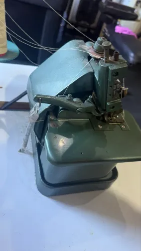 Vendo máquina overloque usada
