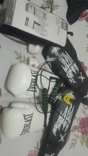 Vendo luva de boxe, caneleira corda e munhequeira Everlast original 