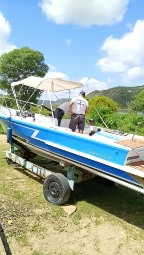Lancha Cabrasmar e flutuantes para catamarã 