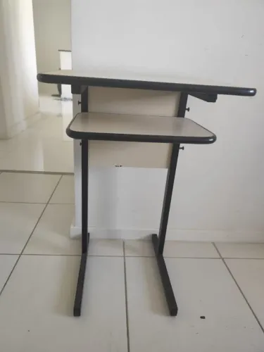 Carteira Escolar Individual com Porta-Livros - Ótimo Estado!
