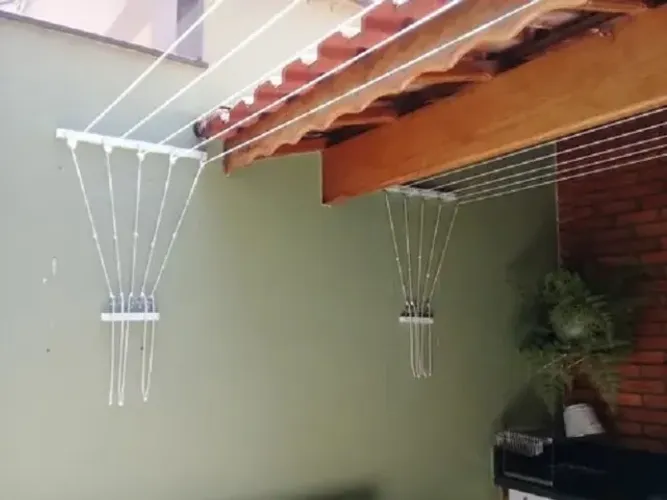 Varal em alumínio de parede a parede para roupas em geral (VARAL INSTALADO)