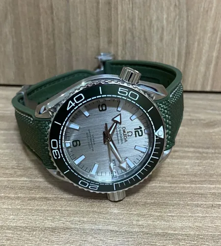 Omega Seamaster automático verde militar 