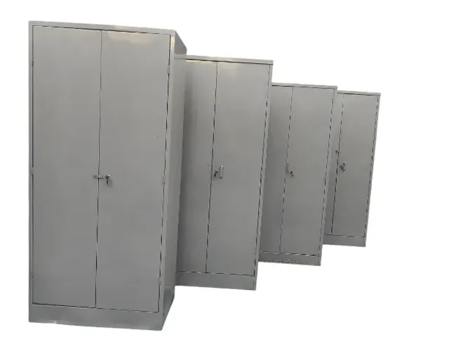 Armário de aço de duas portas, 3 prateleiras internas e tranca.