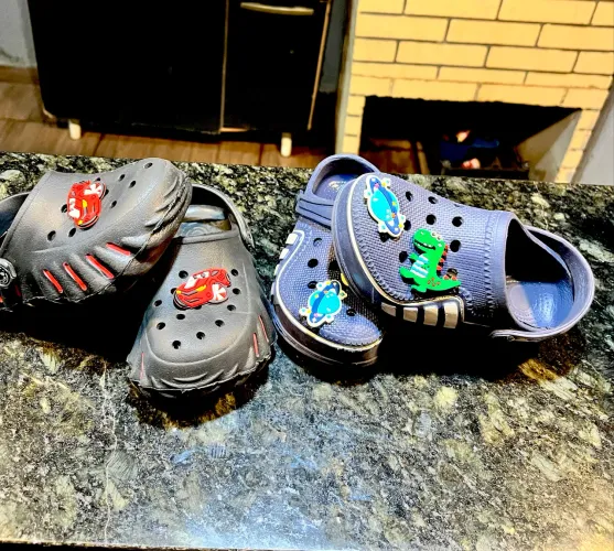 Vendo 2 crocks menino 