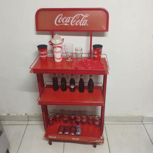 Lote de itens da coca cola com prateleira 
