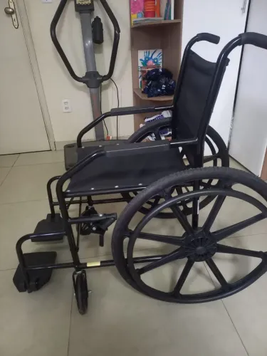 Vendo cadeira de rodas estado de nova. Preferência pagamento a vista. Preço R$ 450.