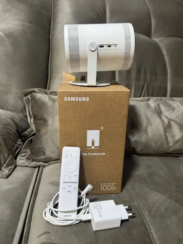 PROJETOR SAMSUNG THE FREESTYLE - PORTÁTIL, SMART E COM SOM INTEGRADO