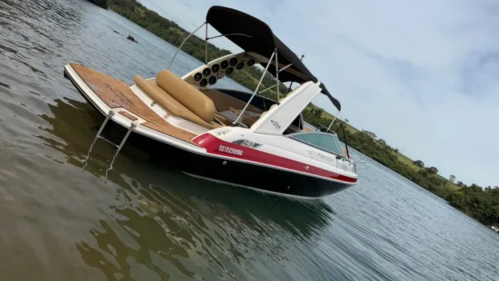 Lancha Triton Cabinada 24 pés