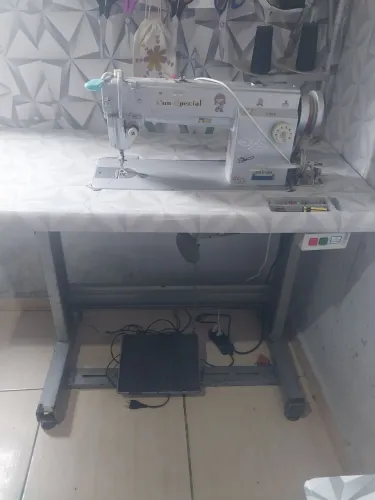 Vendo máquina ótimo estado tudo funcionando e com aviamentos, agulha ,linha e bobinas etc.